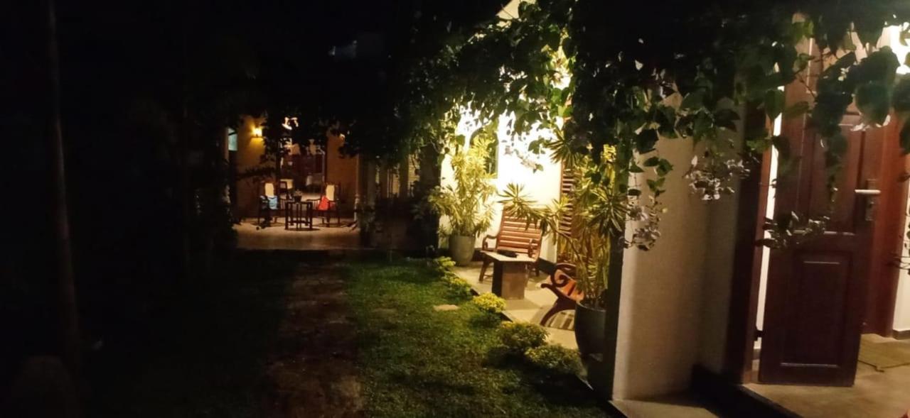 希克杜沃Mandara Rest住宿加早餐旅馆 外观 照片