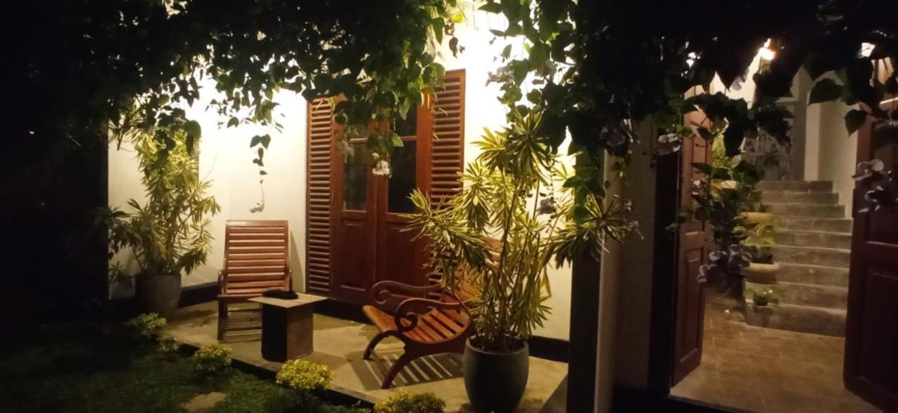 希克杜沃Mandara Rest住宿加早餐旅馆 外观 照片